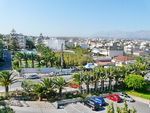 Blick vom Hotel Agapi Beach auf den Hotelparkplatz und den Ort Ammoudara (GR).
